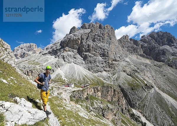 Wanderer bei der Rosengarten Gruppenumrundung  im Rücken Rifugio Vajolet und Rifugio Preuss  Dolomiten  Südtirol  Trentino-Südtirol  Italien  Europa