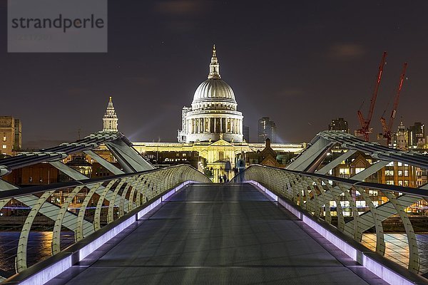 Millenium Bridge und St Paul's Cathedral bei Nacht  London  England  Großbritannien