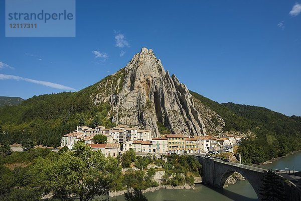 Brücke über den Fluss Durance  Sisteron  Provence  Region Provence-Alpes-Côte d' Azur  Südfrankreich  Frankreich  Europa