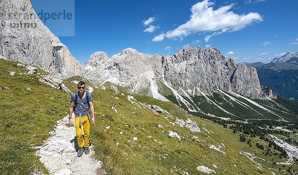 Wanderer bei der Umstellung der Rosengartengruppe  Dolomiten  Südtirol  Trentino-Südtirol  Italien  Europa