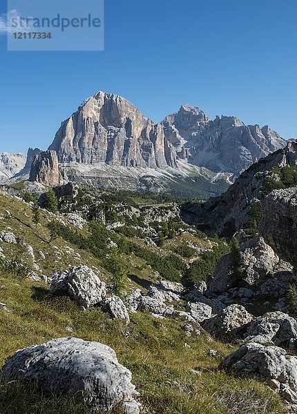 Wanderweg nach Nuvolau  Blick auf die Bergkette Tofane und Cinque Torri  Dolomiten  Südtirol  Trentino-Südtirol  Italien  Europa