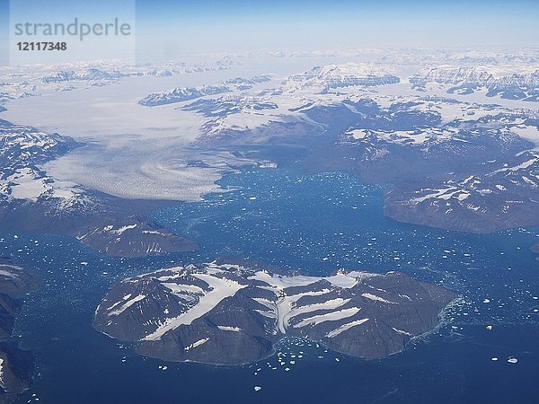 Luftaufnahme von Gletschern an der Küste  Eisbergen und Eisschollen im Meer  Grönland  Nordamerika