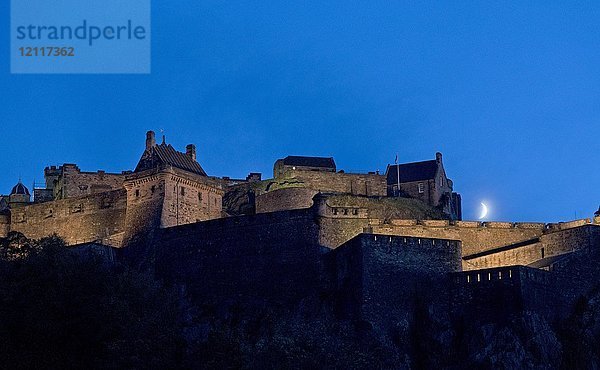 Burg bei Nacht mit Mondsichel  Edinburgh  Schottland  Großbritannien