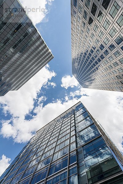 Wolkenkratzer mit Glasfassaden ragen in den Himmel  Moderne Architektur  One Canada Square  Canary Wharf  London  England  Großbritannien