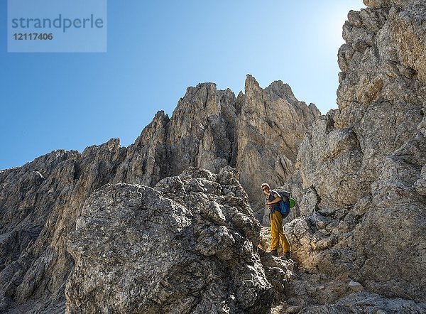 Wanderer am Pas de le Coronele bei der Rosengartengruppe  Umrundung  Dolomiten  Südtirol  Trentino-Südtirol  Italien  Europa