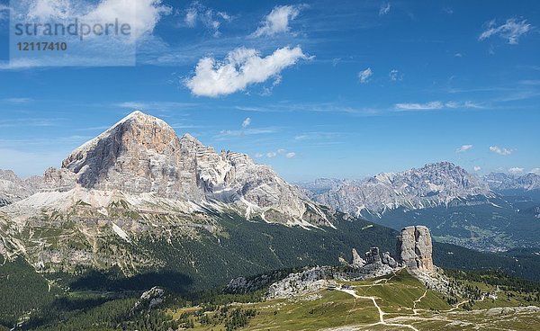 Wanderweg nach Nuvolau  Blick auf die Bergkette Tofane und Cinque Torri  Dolomiten  Südtirol  Trentino-Südtirol  Italien  Europa