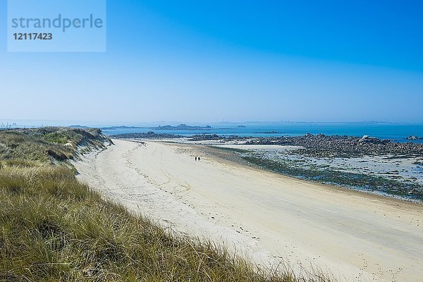 Überblick über einen Sandstrand an der Nordküste von Herm  Guernsey  Kanalinseln  Vereinigtes Königreich  Europa