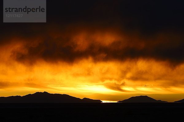 Bewölkte Atmosphäre bei Sonnenuntergang  Salar de Uyuni  Potosí  Bolivien  Südamerika