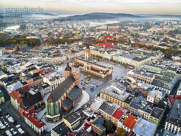 Blick über die Stadt mit historischem Marktplatz  Krakau  Polen  Europa