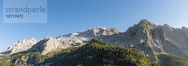 Blick auf Wald und Berge  Marmolada und Gran Vernel  Marmoladapass  Südtirol  Trentino-Südtirol  Südtirol  Italien  Europa