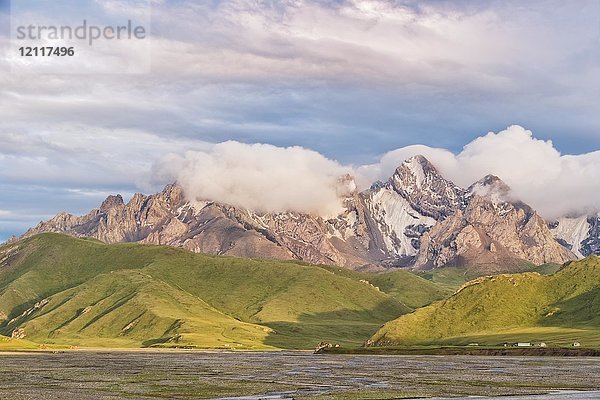 Fluss aus dem Köl-Suu-Gebirge  Kurumduk-Tal  Provinz Naryn  Kirgisistan  Asien