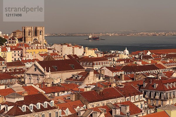 Blick über Dächer und Kathedrale Se Patriarcal  Alfama  Rio Tejo  Lissabon  Portugal  Europa