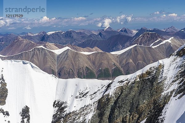 Luftaufnahme über das zentrale Tian Shan-Gebirge  Grenze zwischen Kirgisistan und China  Kirgisistan  Asien