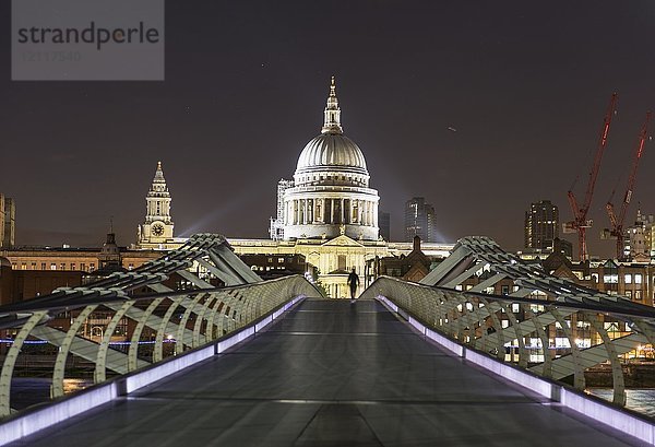 Millenium Bridge und St. Paul's Cathedral bei Nacht  London  England  Großbritannien