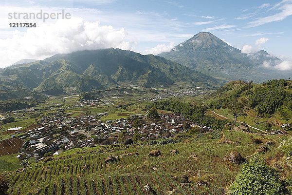 Dorf Tieng  hinter dem Berg Trerep und dem Vulkan Sindoro  Dieng Plateau  Java  Indonesien  Asien