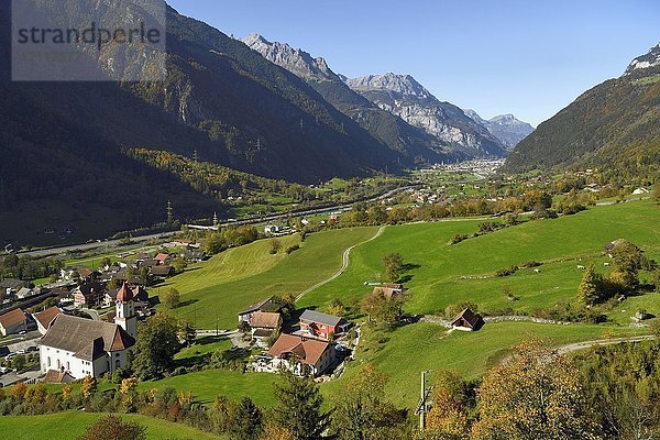 Urner Reusstal mit Reuss  im Hintergrund Erstfeld  Silenen  Kanton Uri  Schweiz  Europa