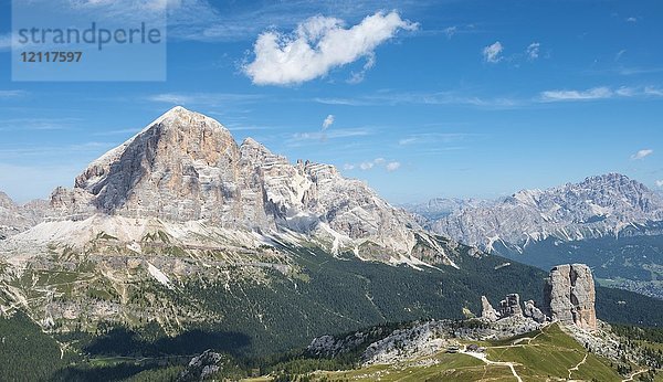 Wanderweg nach Nuvolau  Blick auf die Bergkette Tofane und Cinque Torri  Dolomiten  Südtirol  Trentino-Südtirol  Italien  Europa