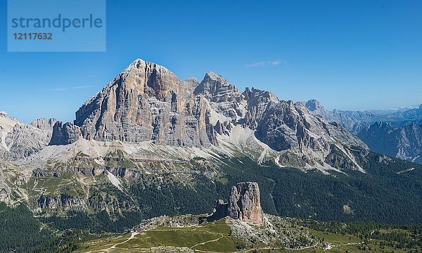 Wanderweg nach Nuvolau  Blick auf die Bergkette Tofane und Cinque Torri  Dolomiten  Südtirol  Trentino-Südtirol  Italien  Europa