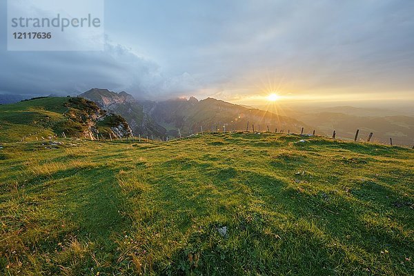 Dramatischer Sonnenuntergang bei bewölktem Himmel in den Bergen auf dem Alpsigel in Alpstein  Brülisau  Appenzell Innerrhoden  Schweiz  Europa