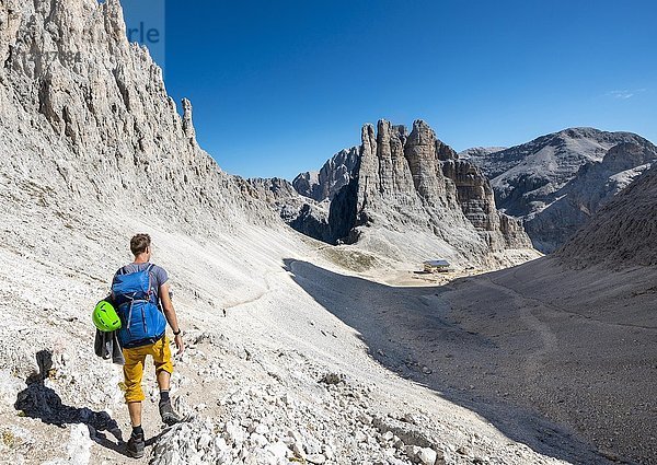 Wanderer beim Abstieg vom Santner-Klettersteig zur Gartl-Hütte  Rifugio Re Alberto  hinten Kletterfelsen  Vajolett-Türme  Rosengartengruppe  Dolomiten  Südtirol  Trentino-Südtirol  Italien  Europa