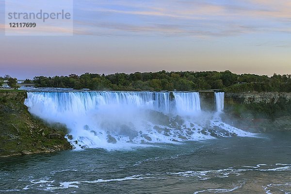 American Falls und Bridalveil Falls  Morgendämmerung  Niagara Falls  Niagara Falls  Ontario  Kanada  Nordamerika