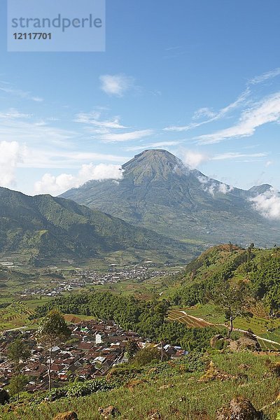 Dorf Tieng  hinter dem Vulkan Sindoro  Dieng Plateau  Java  Indonesien  Asien