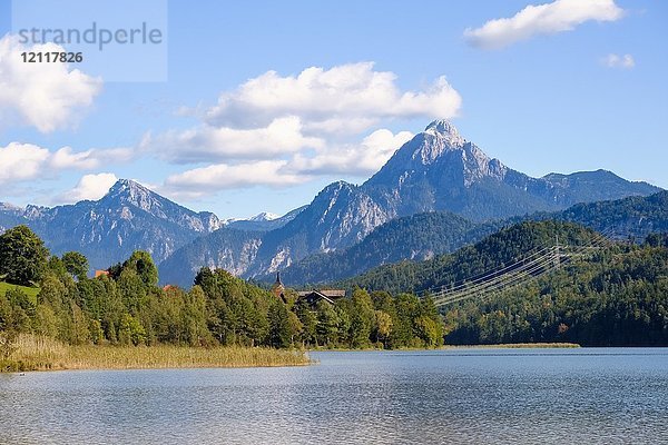 Weissensee mit Hoher Straußberg und Säuling  bei Füssen  Ostallgäu  Allgäu  Schwaben  Bayern  Deutschland  Europa