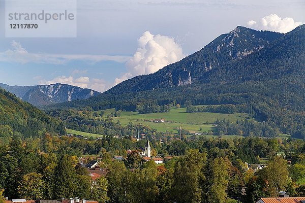 Blick auf Ruhpolding und den Rauschberg  Ruhpolding  Chiemgau  Oberbayern  Bayern  Deutschland  Europa
