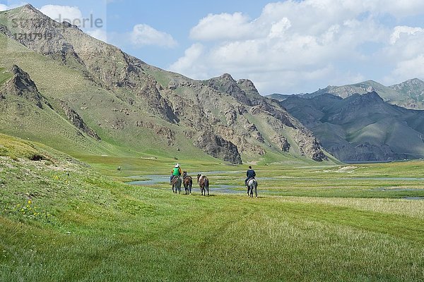 Reiter beim Reiten im Kurumduk-Tal  Provinz Naryn  Kirgisistan  Asien