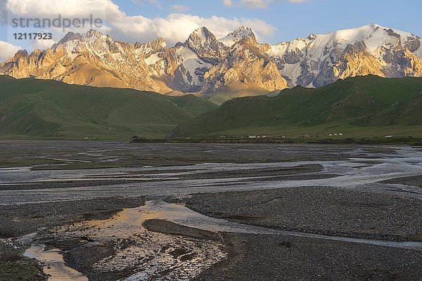 Fluss aus dem Köl-Suu-Gebirge bei Sonnenuntergang  Kurumduk-Tal  Provinz Naryn  Kirgisistan  Asien