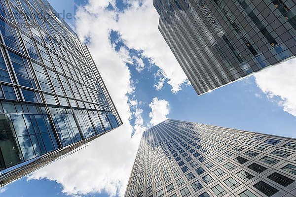 Wolkenkratzer mit Glasfassaden ragen in den Himmel  Moderne Architektur  One Canada Square  Canary Wharf  London  England  Großbritannien