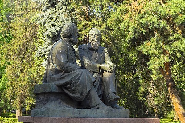 Marx und Engels Statue  Dubovy Park  Bischkek  Kirgisistan  Asien