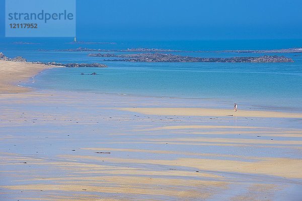 Türkisfarbenes Wasser und Sandstrand  Shell Beach  Herm  Guernsey  Kanalinseln  Vereinigtes Königreich  Europa