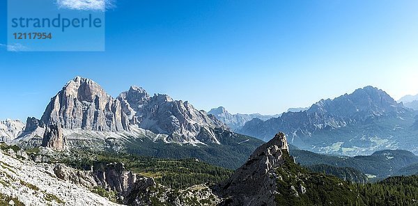 Wanderweg nach Nuvolau  Blick auf die Bergkette Tofane und Cinque Torri  Dolomiten  Südtirol  Trentino-Südtirol  Italien  Europa