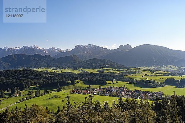 Dorf Zell bei Eisenberg  Tannheimer Berge und Allgäuer Alpen mit Brentenjoch und Aggenstein  Blick von Burg Eisenberg  Ostallgäu  Allgäu  Schwaben  Bayern  Deutschland  Europa