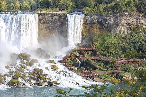 Touristen vor dem Wasserfall  American Falls und Bridalveil Falls  Niagara Falls  Niagara Falls  Ontario  Kanada  Nordamerika