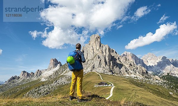 Wanderer beim Abstieg zum Passo Giau  hinten La Gusela  Averau und Tofane  Dolomiten  Südtirol  Trentino-Südtirol  Italien  Europa