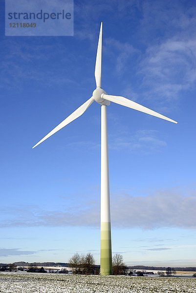 Windkraftanlage bei bewölktem Himmel  Winter  Nordrhein-Westfalen  Deutschland  Europa
