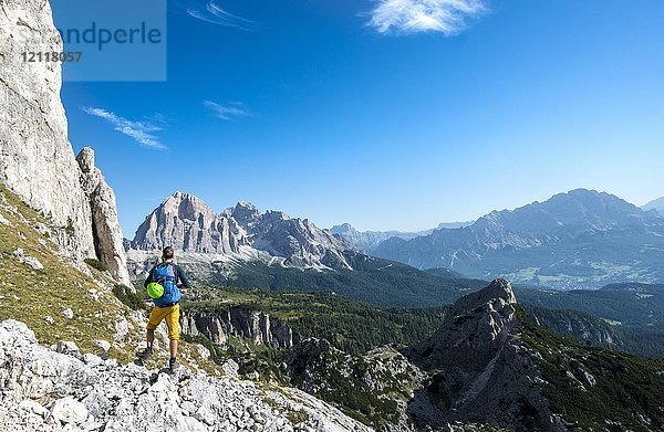 Wanderer auf Wanderweg zum Nuvolau  Blick auf die Bergkette Tofane  Dolomiten  Südtirol  Trentino-Südtirol  Italien  Europa