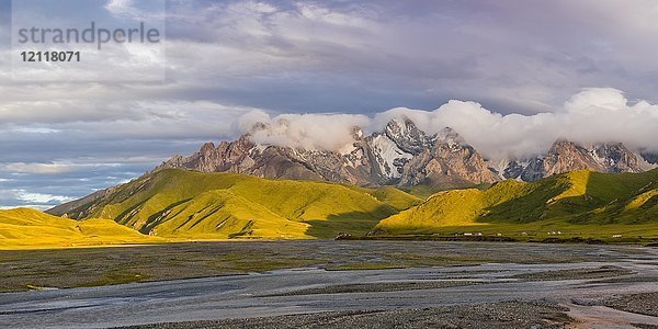 Fluss aus dem Köl-Suu-Gebirge  Kurumduk-Tal  Provinz Naryn  Kirgisistan  Asien