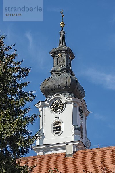 Kirchturm mit Uhr  Katholische Klosterkirche Altomünster  erbaut 1763 von Michael Fischer  Altomünster  Bayern  Deutschland  Europa