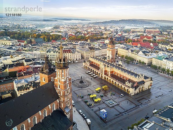 Blick über die Stadt mit historischem Marktplatz  Krakau  Polen  Europa
