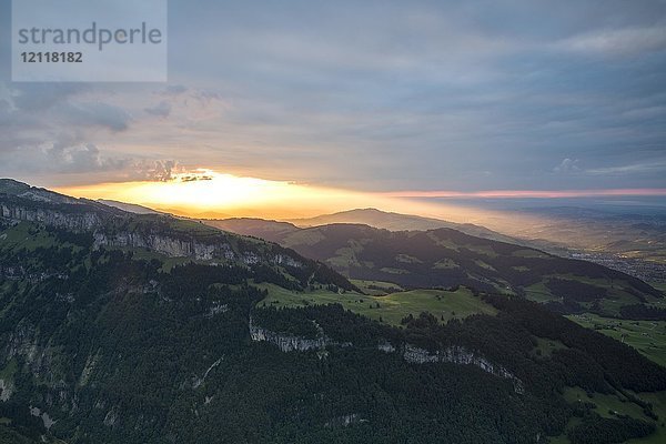 Blick auf Ebenalp und Äscher vom Alpsigel bei Sonnenuntergang  Brülisau  Appenzell Innerrhoden  Schweiz  Europa
