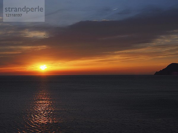 Sonnenuntergang über dem Meer vor der Küste von Vernazza  Cinque Terre  Ligurien  Italien  Europa
