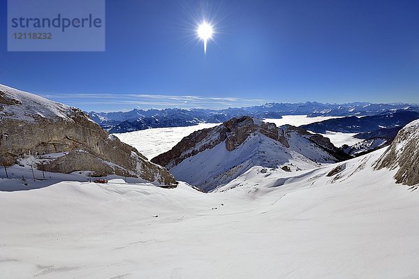 Blick vom Pilatus auf die Bergkette im Winter  mit Sonnenstern  Kanton Luzern  Schweiz  Europa