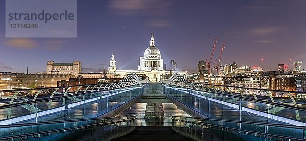 Millenium Bridge und St. Paul's Cathedral bei Nacht  London  England  Großbritannien