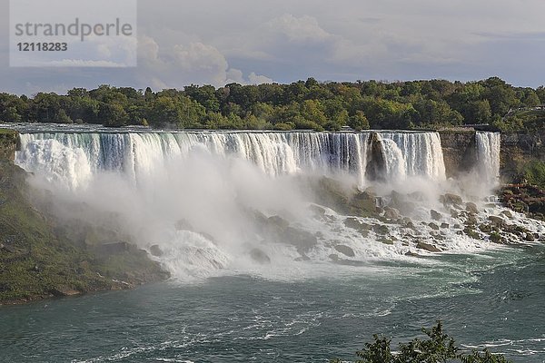 American Falls und Bridalveil Falls  Niagara Falls  Niagara Falls  Ontario  Kanada  Nordamerika