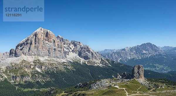 Wanderweg nach Nuvolau  Blick auf die Bergkette Tofane und Cinque Torri  Dolomiten  Südtirol  Trentino-Südtirol  Italien  Europa