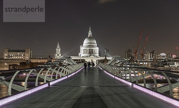 Millenium Bridge und St Paul's Cathedral bei Nacht  London  England  Großbritannien