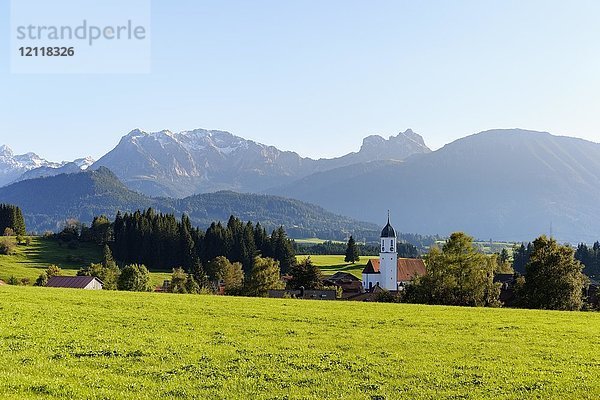 Kirche St. Moritz in Zell bei Eisenberg  im Hintergrund Brentenjoch und Aggenstein  Ostallgäu  Allgäu  Schwaben  Bayern  Deutschland  Europa